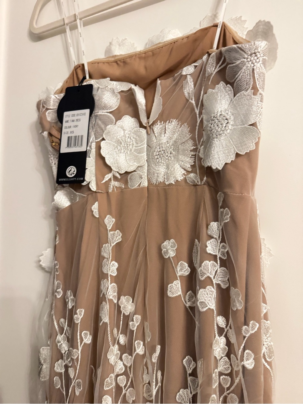 Elliatt Tiana Floral Maxi Dress in White - Picture 7 of 9